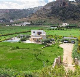 4 bedroom villa with infinity pool, Alcamo, sleeps 6-8